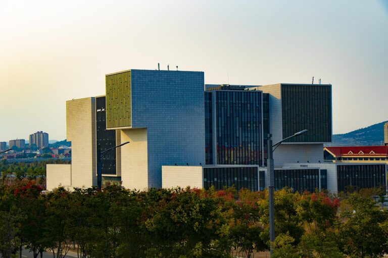 Artikel ini akan membahas berbagai aspek yang membuat UPB menjadi salah satu universitas terbaik di Indonesia. Mulai dari fasilitas yang modern, kurikulum yang relevan dengan tuntutan pasar kerja, hingga tenaga pengajar yang berkualitas dan berpengalaman.