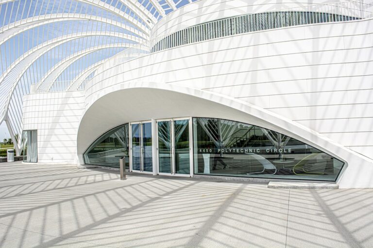 Selain itu, UIN Malang juga memiliki beragam program studi unggulan yang dapat dipilih oleh para calon mahasiswa. Mulai dari program studi agama Islam, hukum, ekonomi, bisnis, komunikasi, teknik, dan masih banyak lagi. Dengan demikian, para mahasiswa dapat memilih program studi yang sesuai dengan minat dan bakat mereka.