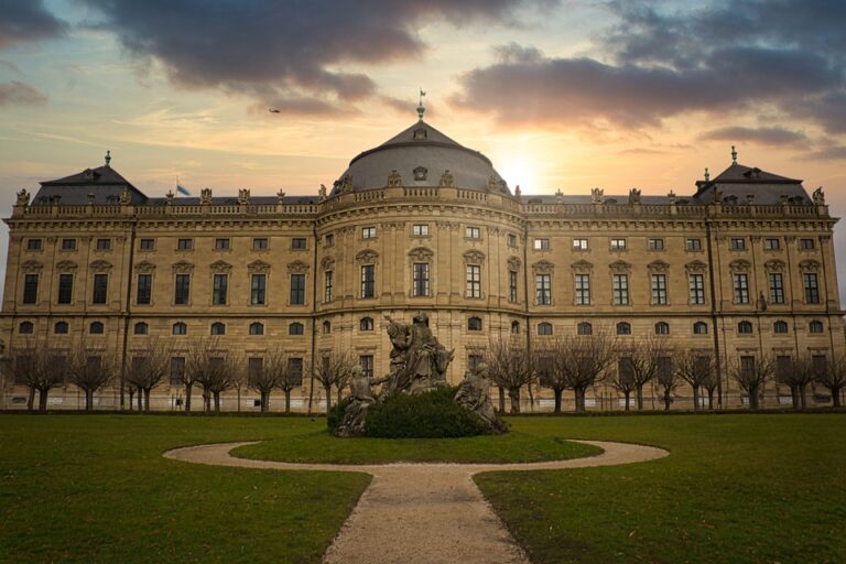 Kyoto University merupakan salah satu universitas terbaik di Jepang. Universitas ini menawarkan program studi yang berkualitas dan fasilitas pendidikan yang lengkap.